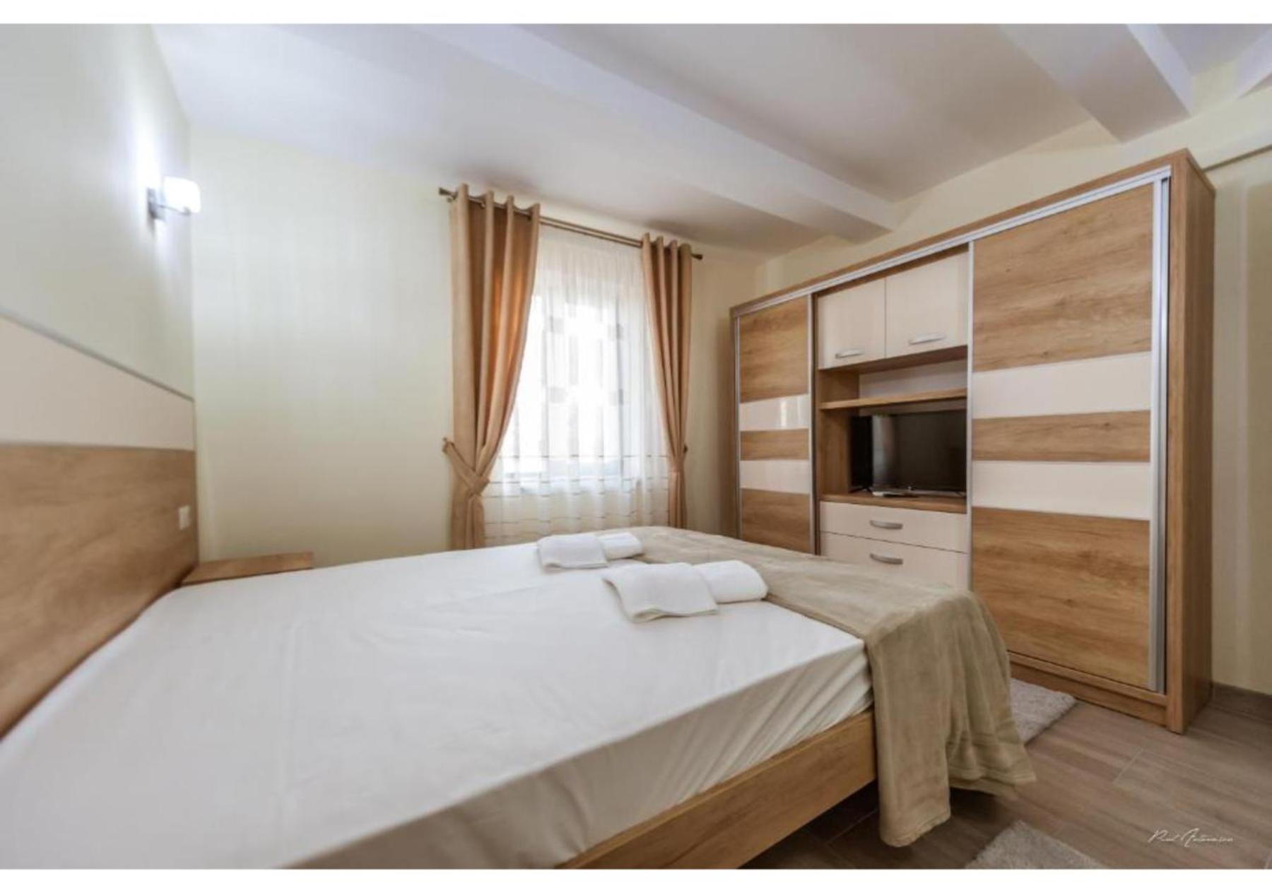 Luxury Apartment 피테슈티 외부 사진